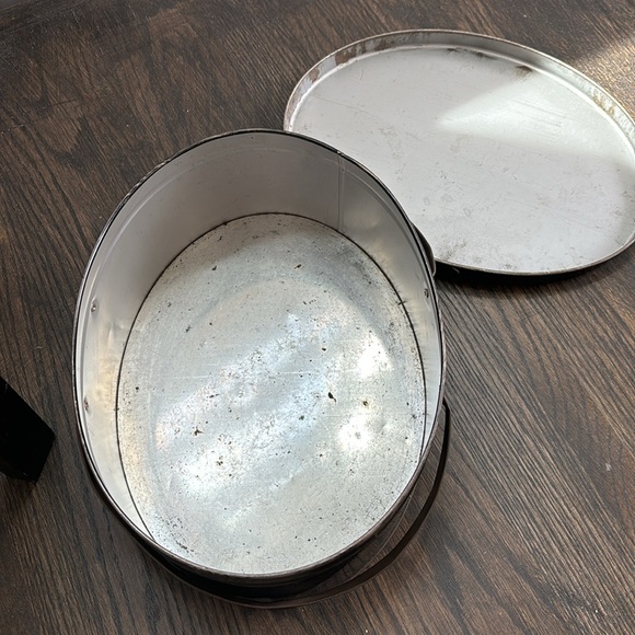 Vintage oval tin w/ handles , black w/ painted gardenias and Lilly of Valley - Picture 5 of 5